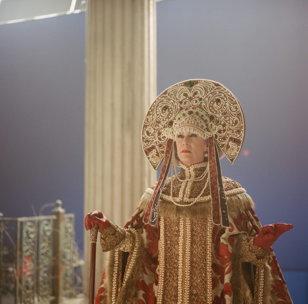 Jamie Lee Curtis as Madame Leota approaches the Mansion’s front door with a bluescreen extension behind her.